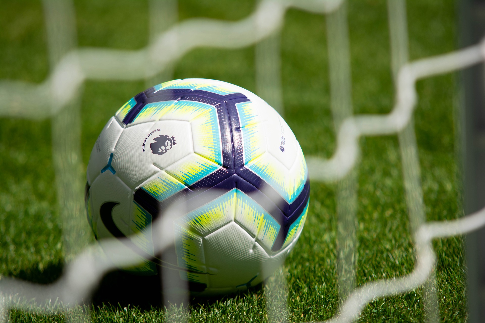 footballs-3597192_1920